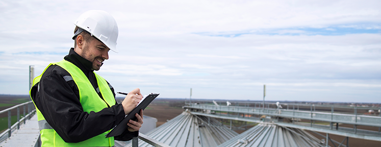 Cuánta energía realmente puede generar tu techo industrial? (Guía por m²)